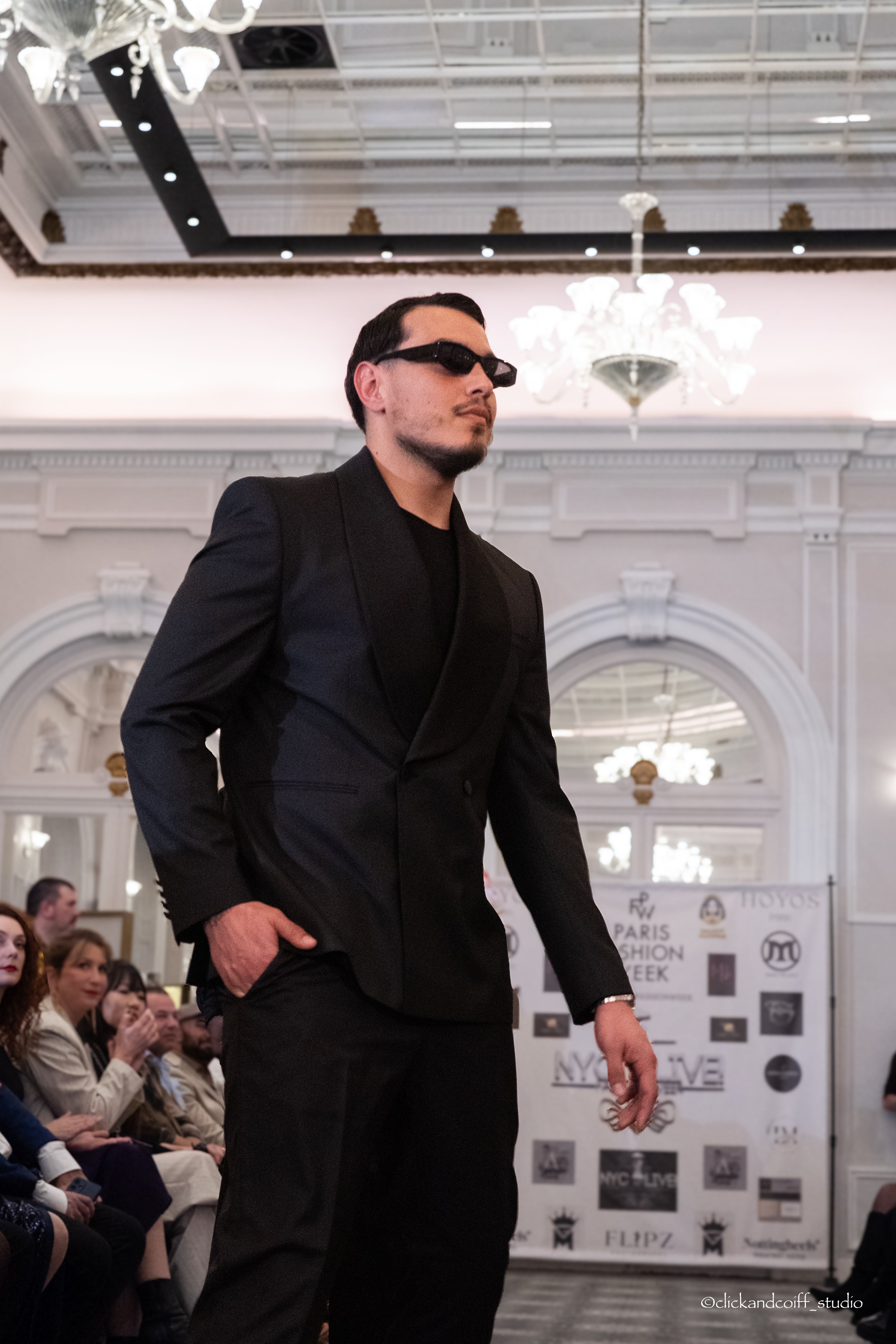 Entre deux mondes, un regard.