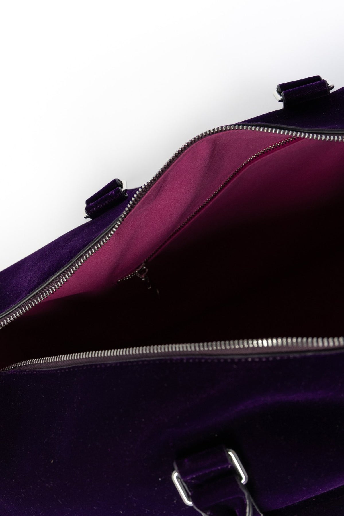 Sac Simón Maison HOYOS, sac de voyage en velours prune profond, fermoir en Y