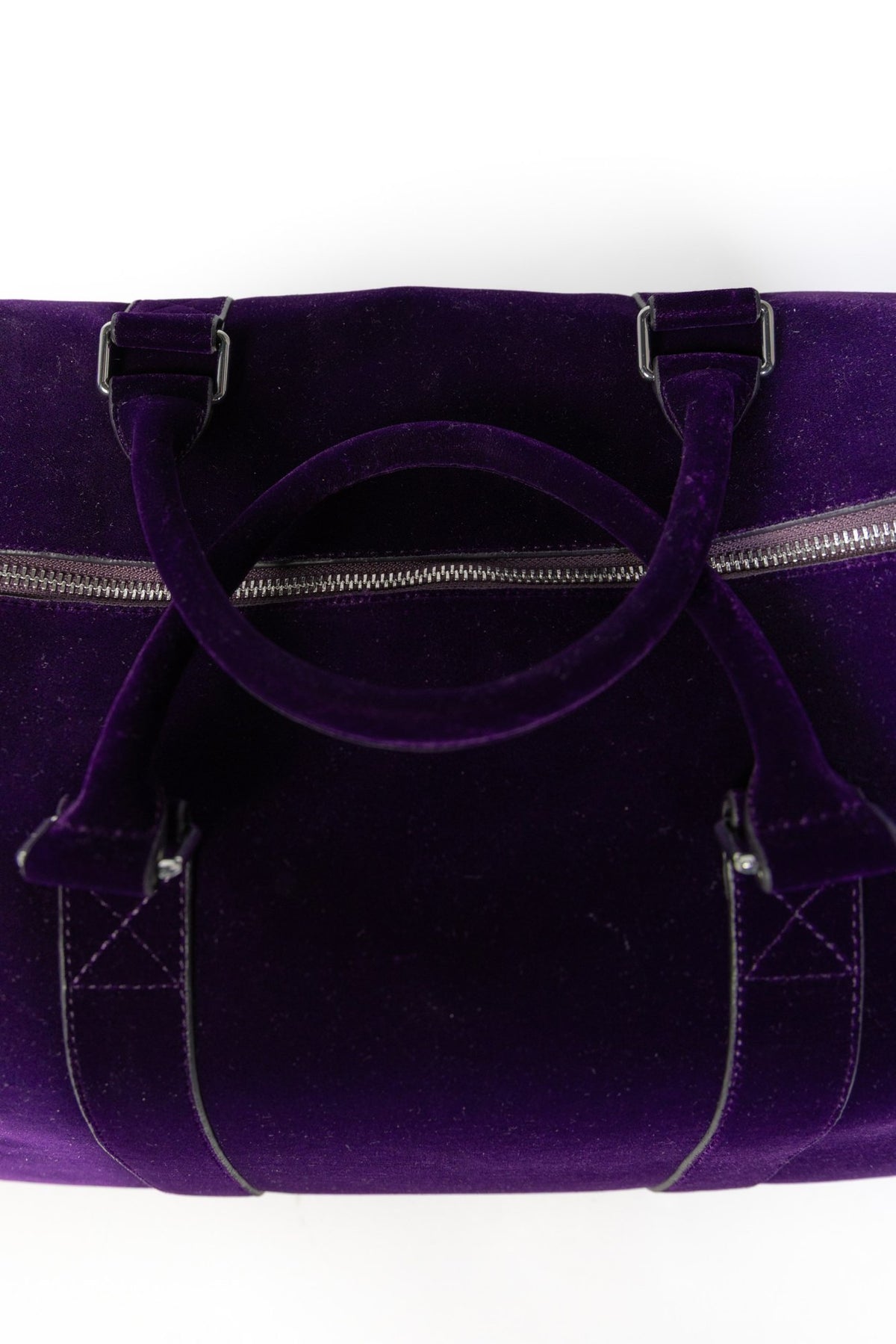 Sac Simón Maison HOYOS, sac de voyage en velours prune profond, fermoir en Y